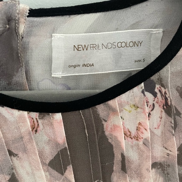 New Friends Colony Dress - Picture 3 of 5